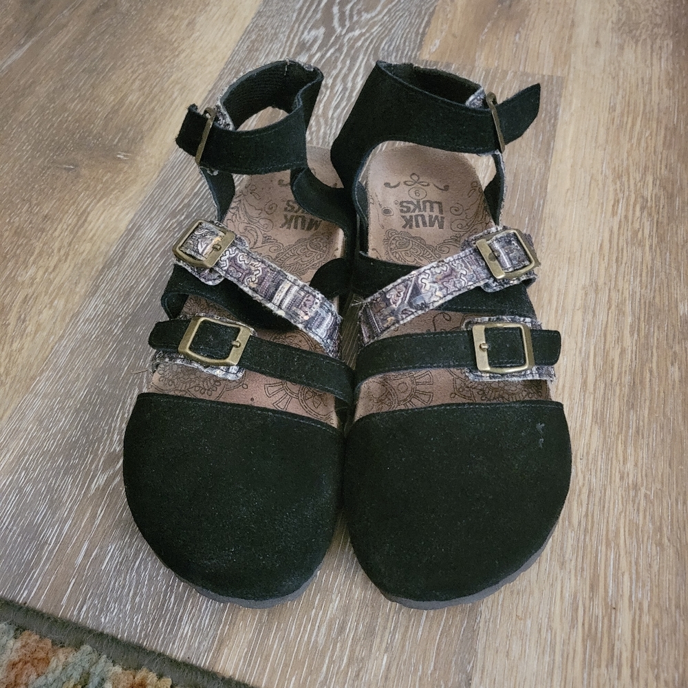 Muk luks sandals size 9